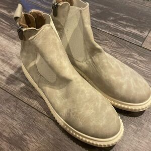 4 EARTH BY BLOWFISH ANKLE BOOTS